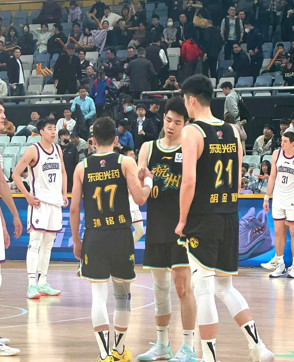 篮板大比拼：北京抢到48个篮板，篮下优势明显！