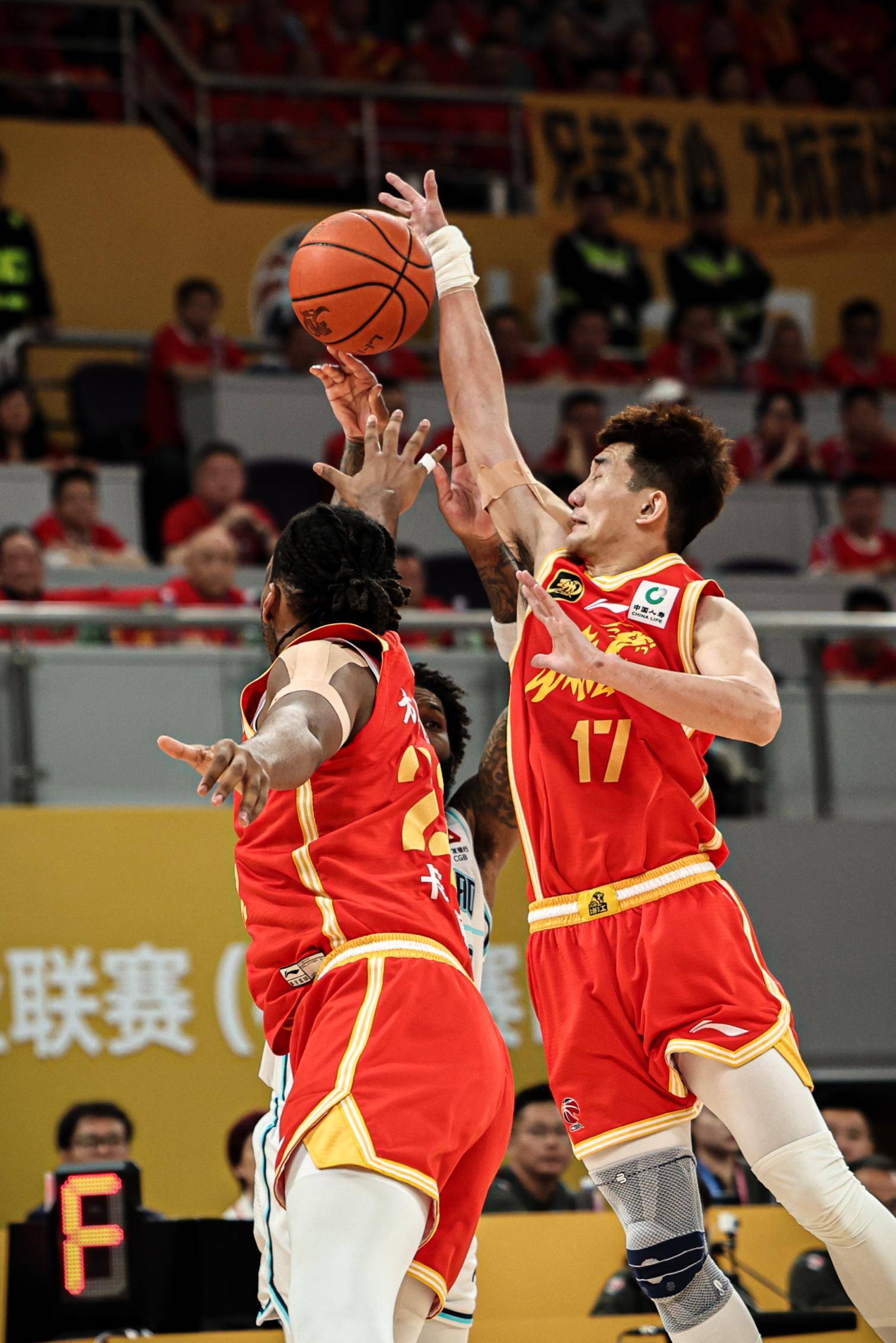 半场比分：56-54，北京队微弱领先，悬念升温！的简单介绍
